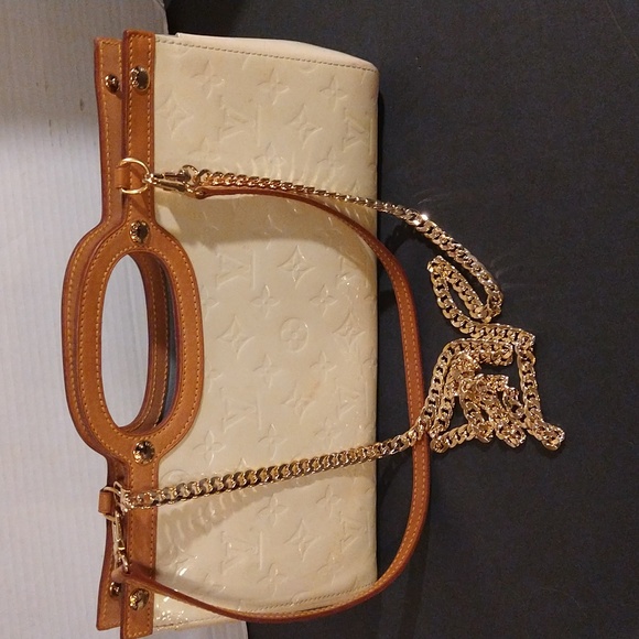 Authentic Louis Vuitton monogram Vernis Roxbury Drive cream handbag. - Picture 2 of 16